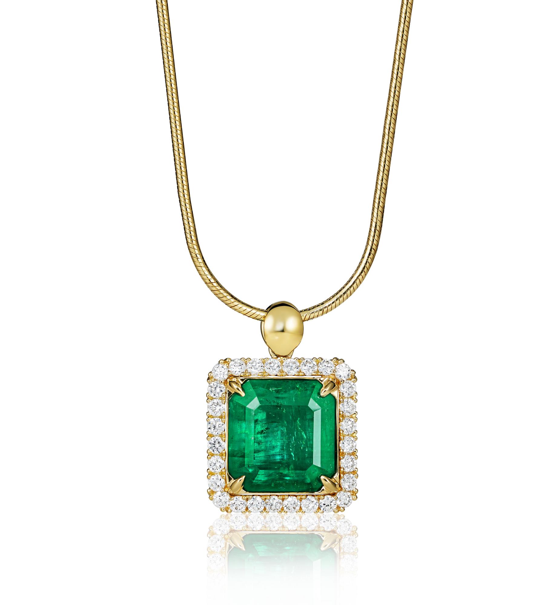 Кулон с изумрудом в бриллиантовой окантовке