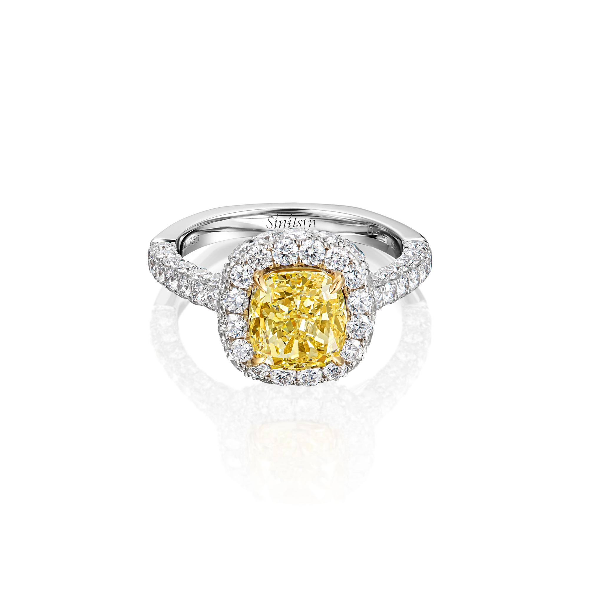 Кольцо с жёлтым бриллиантом 2,51 кт с бриллиантовой окатнтовкой side by side