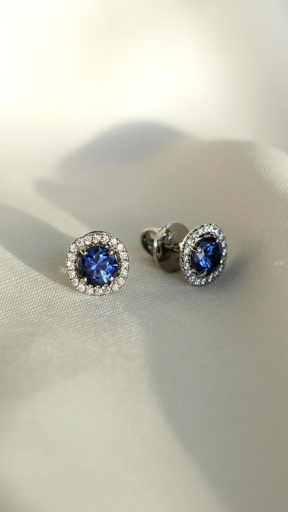 Серьги пусеты с синими сапфирами с бриллиантовой окантовкой