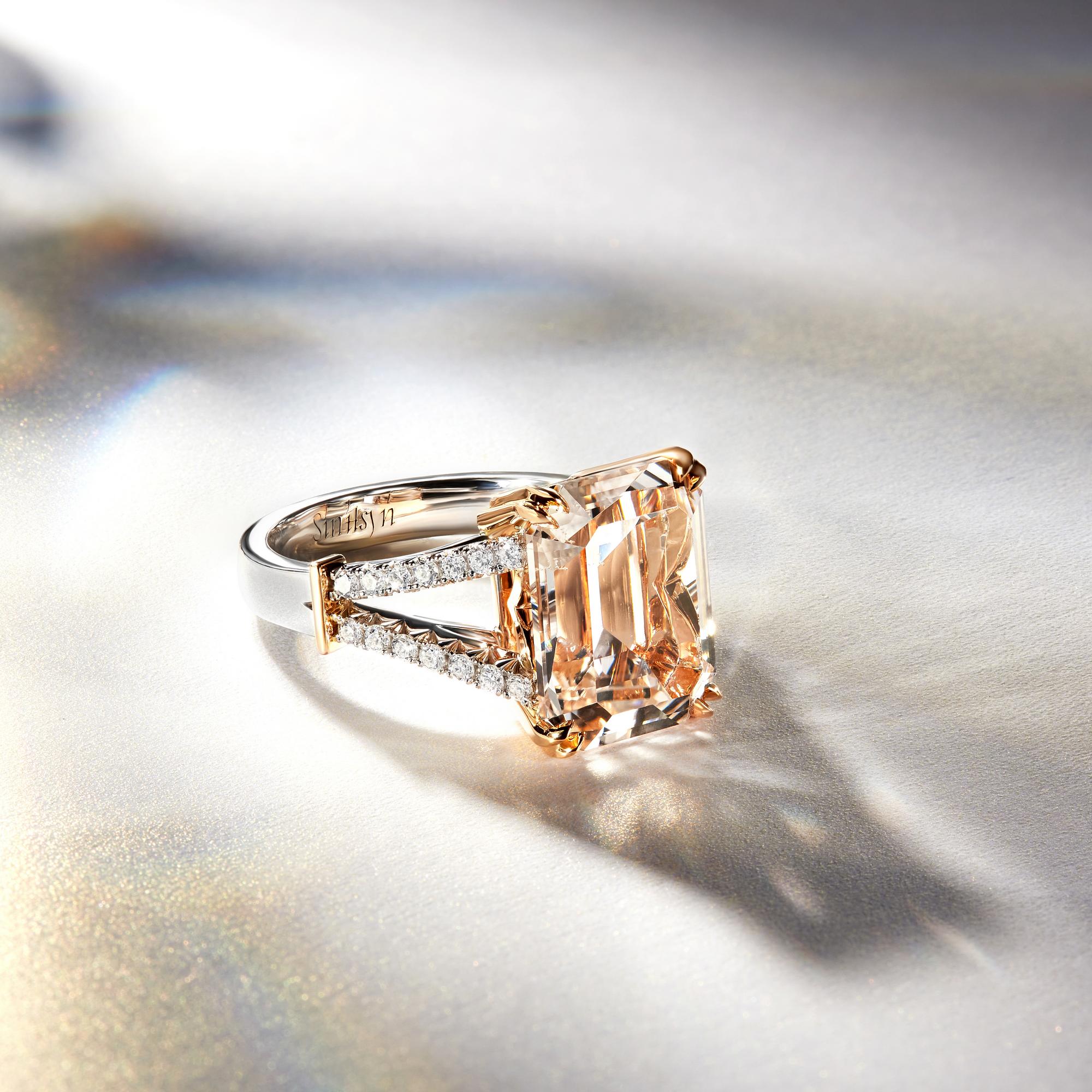 Кольцо EIFFEL с белым топазом и бриллиантами