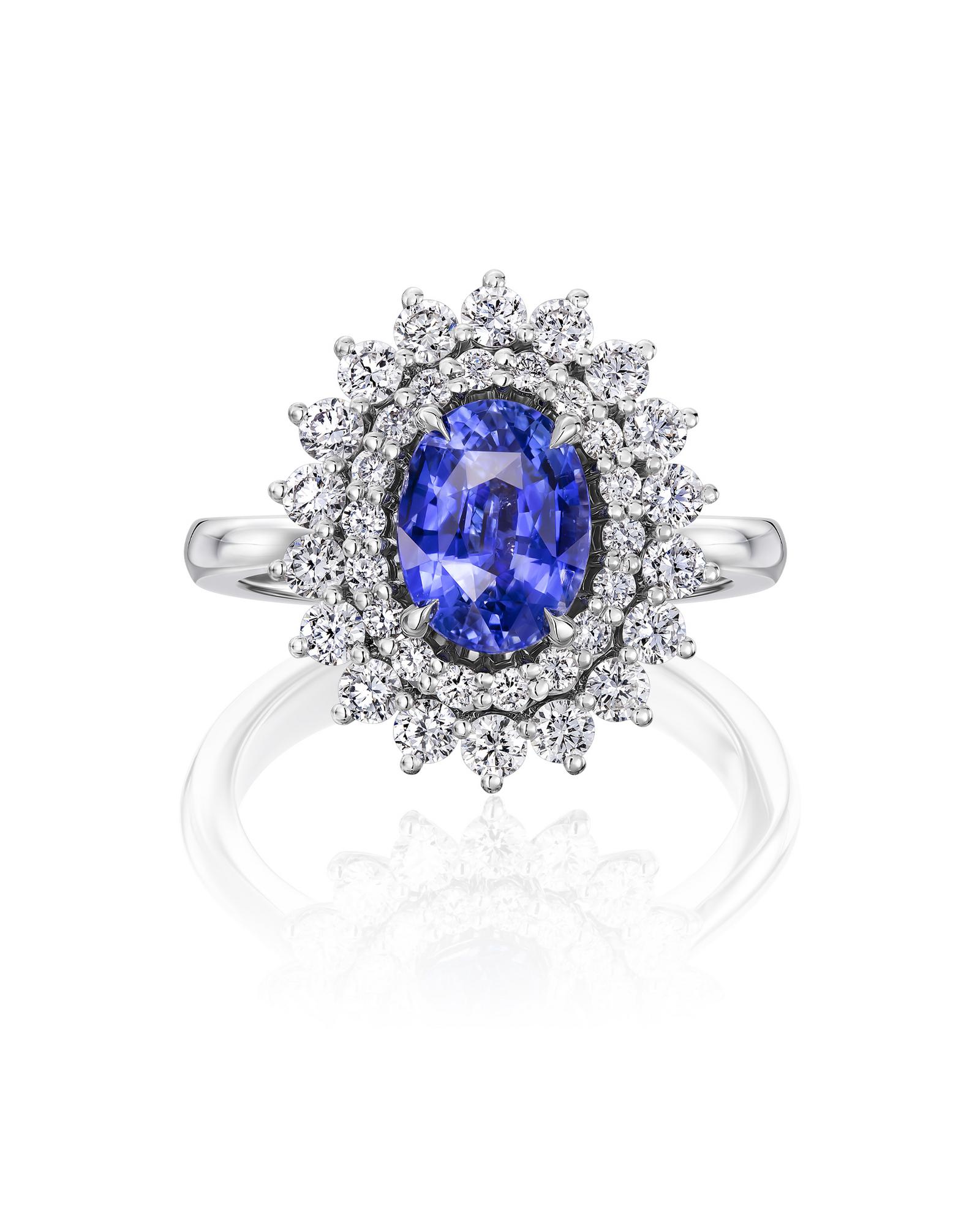 Кольцо с синим сапфиром Intense blue овал 2,08кт и двойной окантовкой