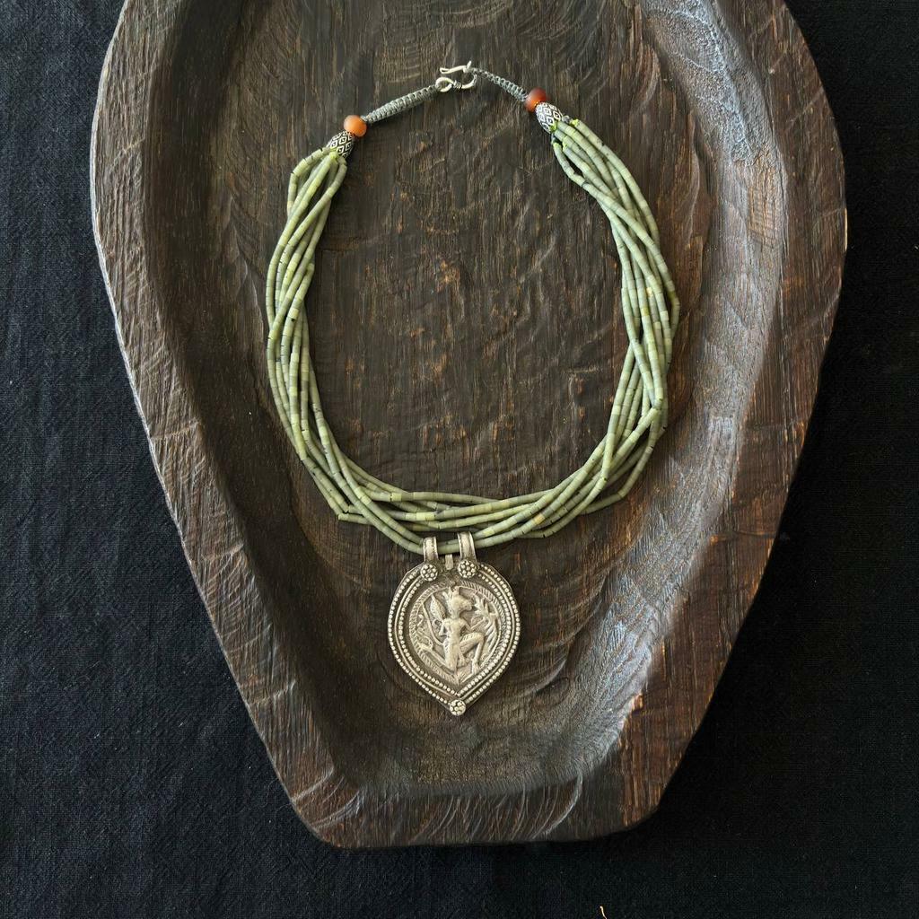 ожерелье из 9ти нитей афганского жада с кулоном с Хануманом