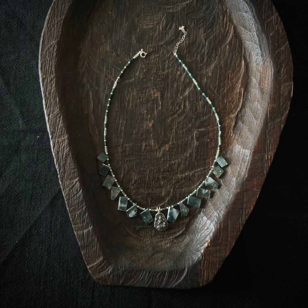 ожерелье из спилов мохового агата с зеленой тарой