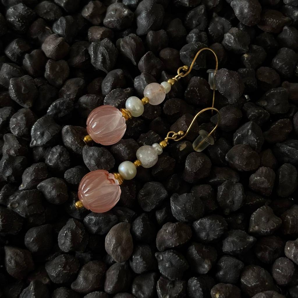 серьги из розового кварца с жемчугом