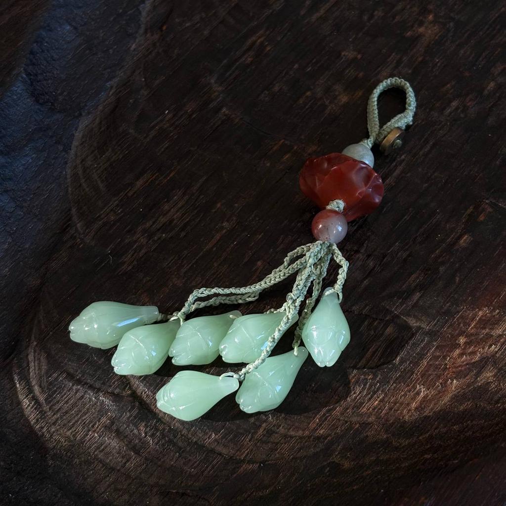 кулон для сумки из нефрита с сердоликом и стеклом