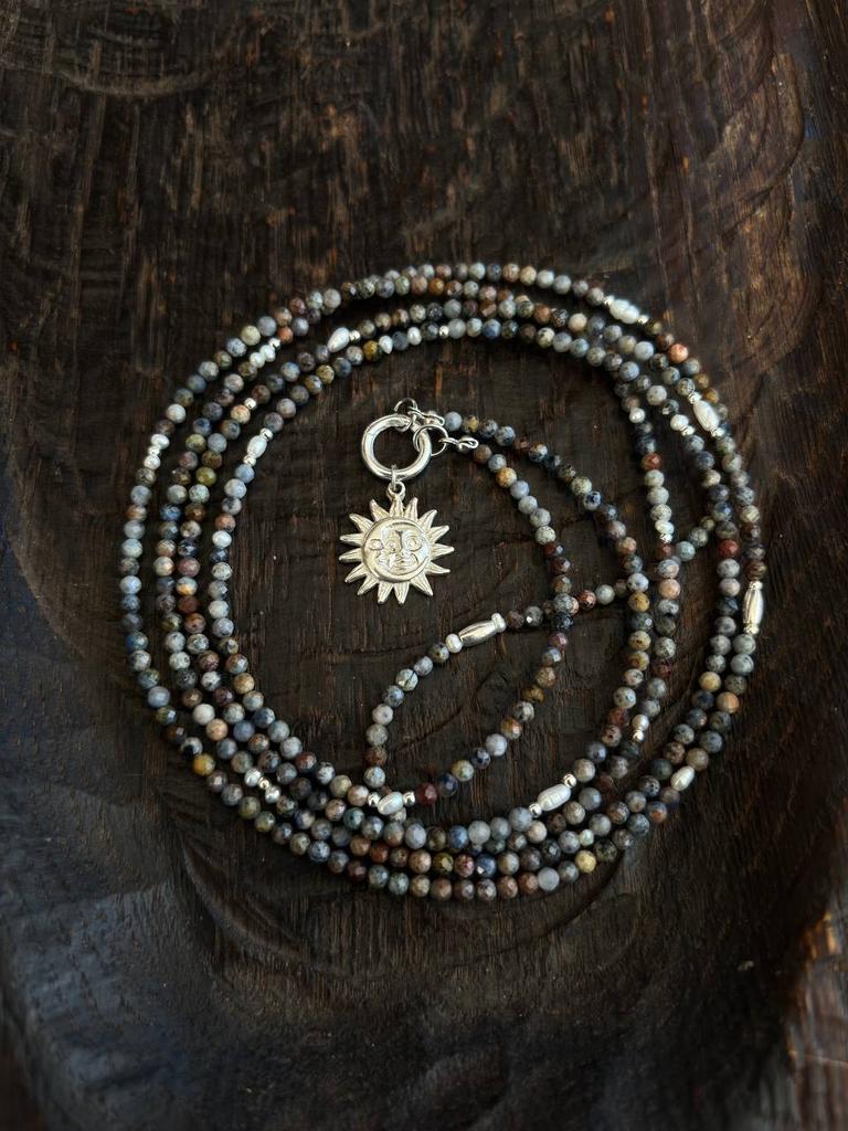 нить дюмортьерита с жемчугом и кулоном с луной и солнцем