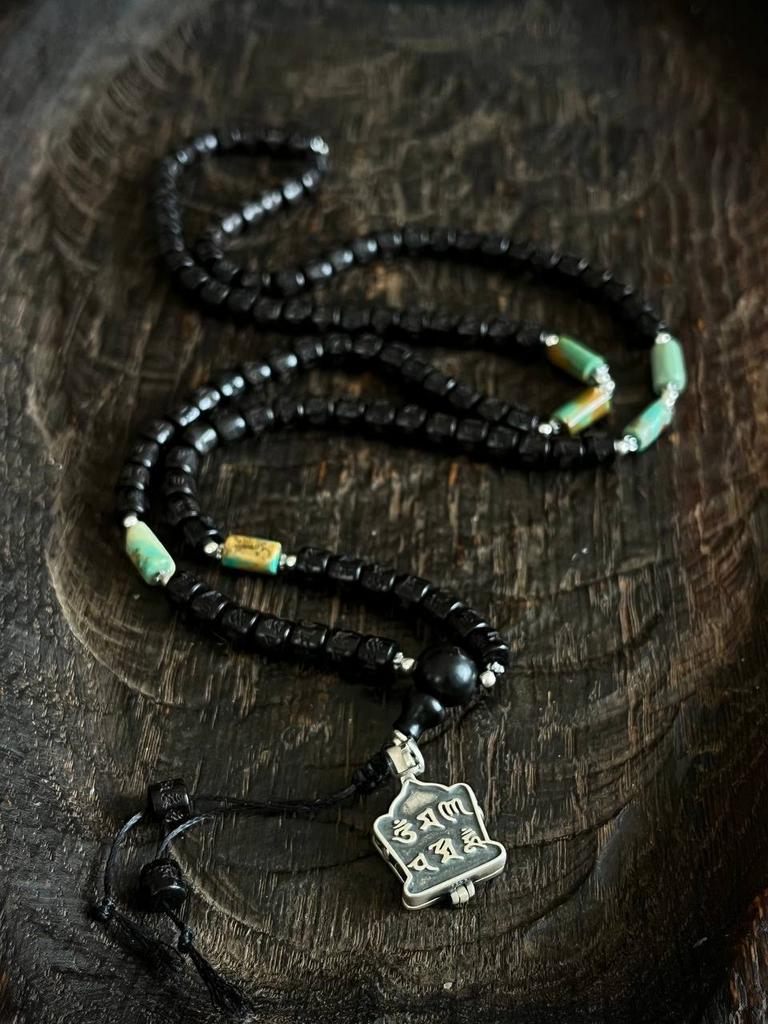 мала из эбенового дерева с бирюзой