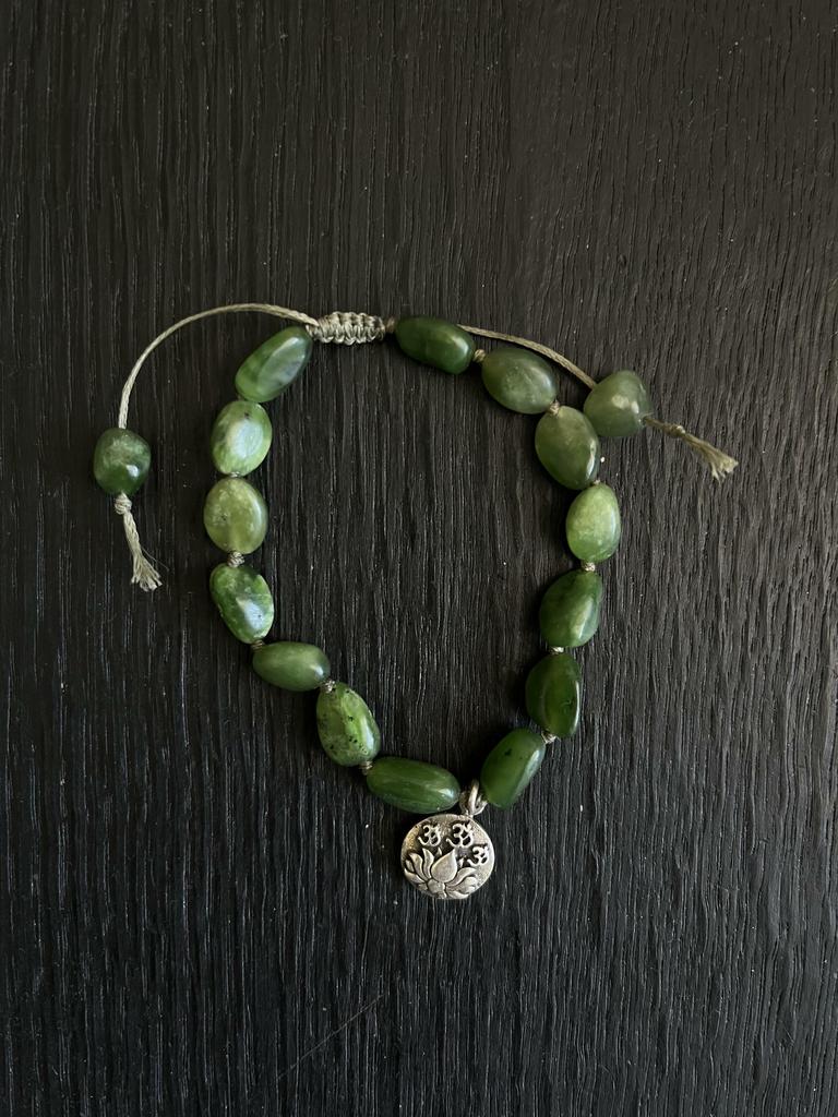 браслет из забайкальского нефрита с кулоном- лотосом