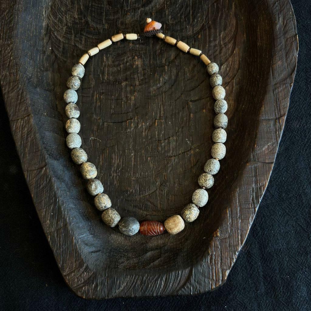 ожерелье из окаменелой кости стегодона с сердоликом