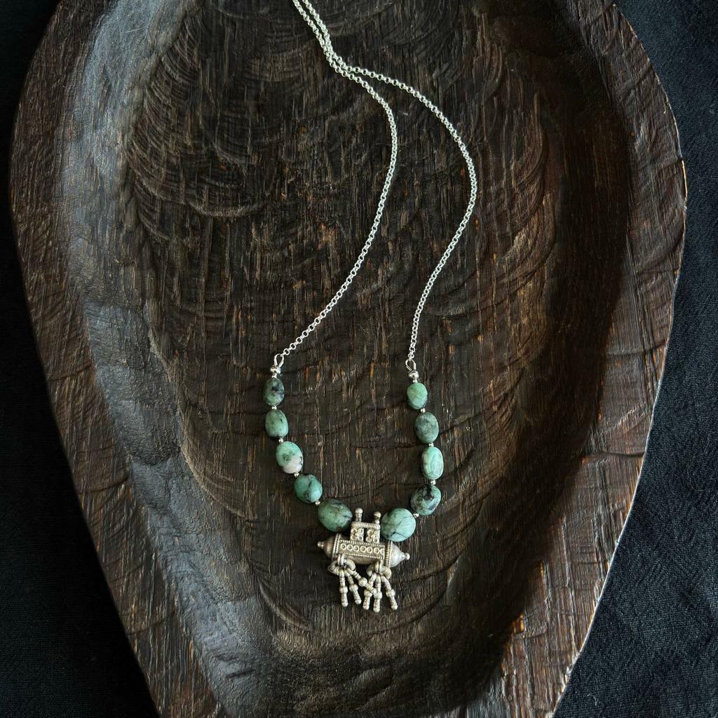 винтажная мадалия с матовым изумрудом