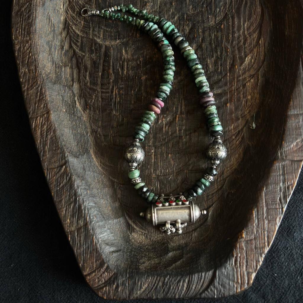 ожерелье из изумрудов с мадалией