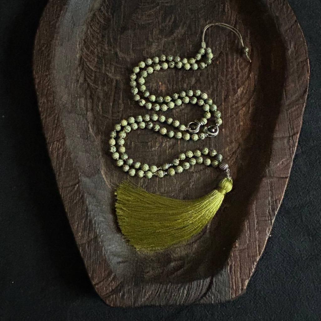 мала из змеевика с делителями в виде змей