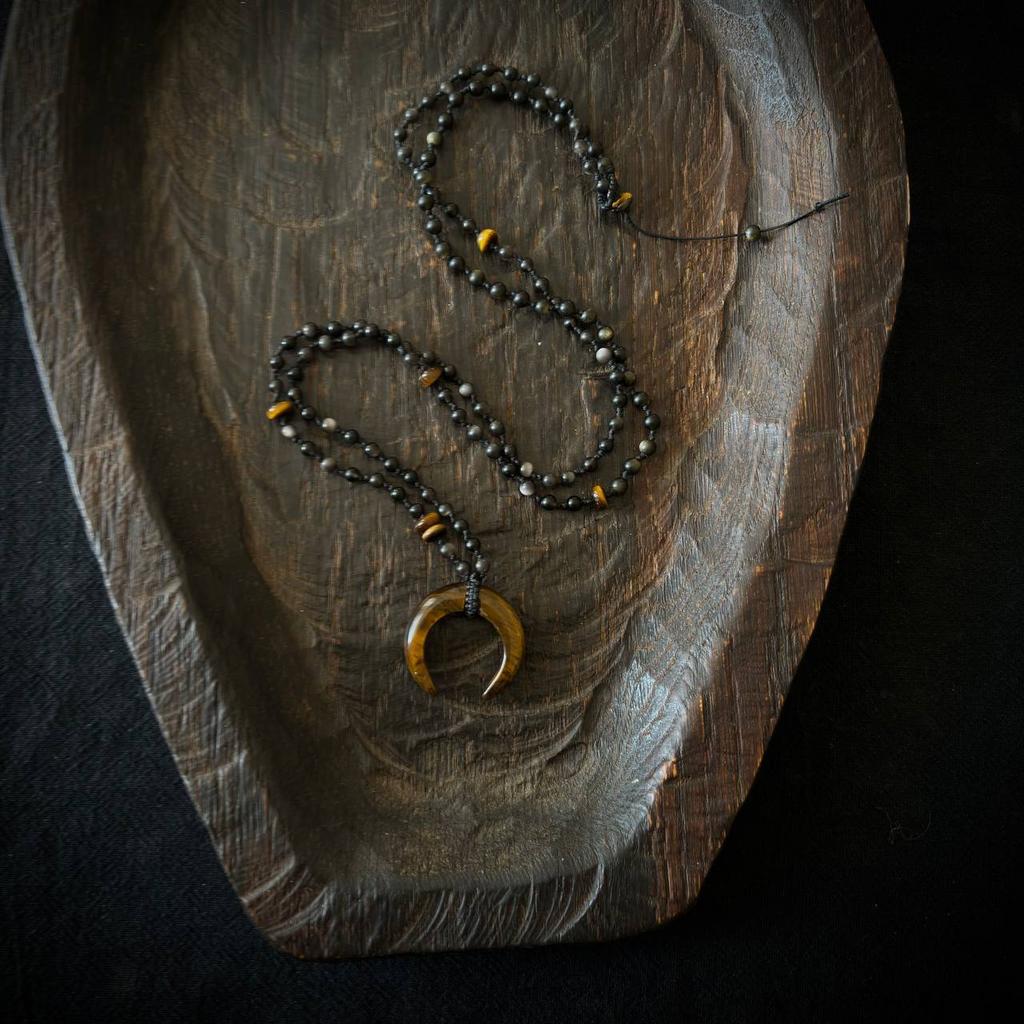нить из двух видов обсидиана с кулоном из тигрового глаза