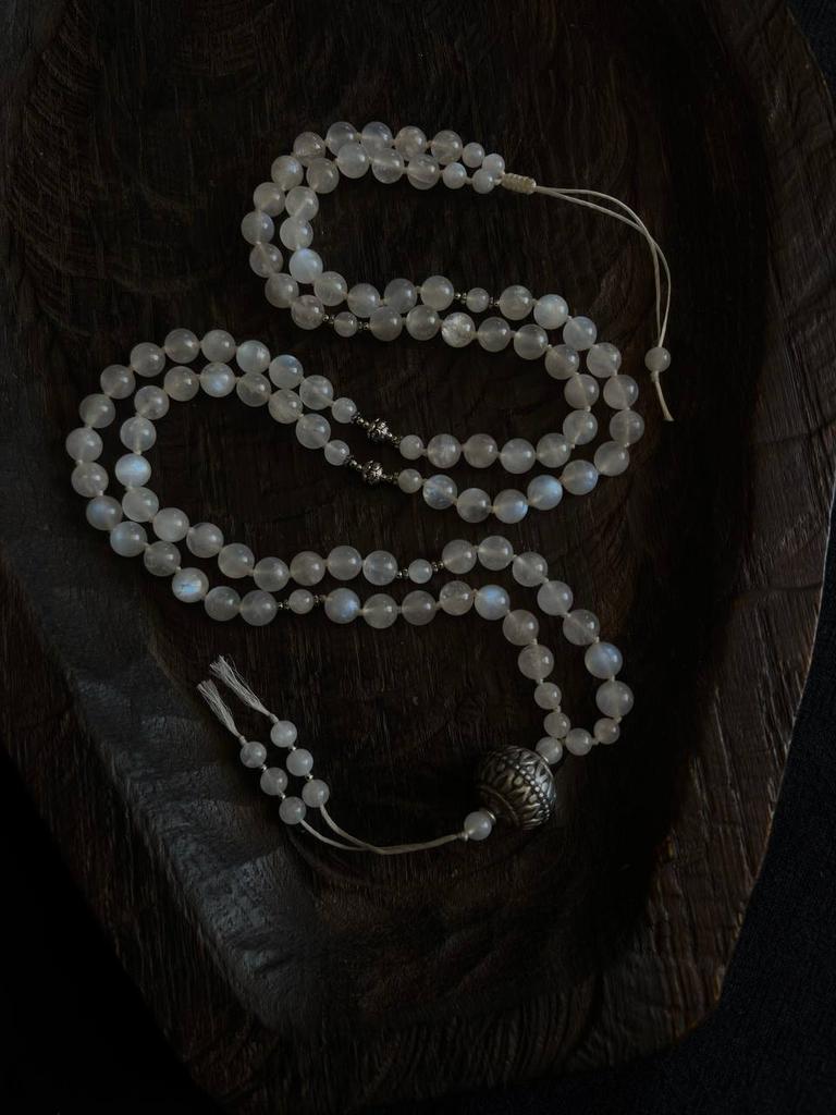 мала из адуляра с винтажной бусиной