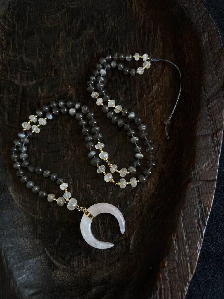 мала из лунного камня с кулоном из розового кварца