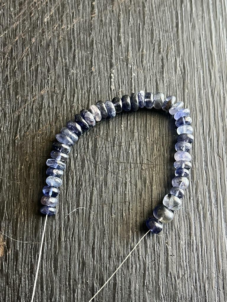 Браслет из иолита с лотосом