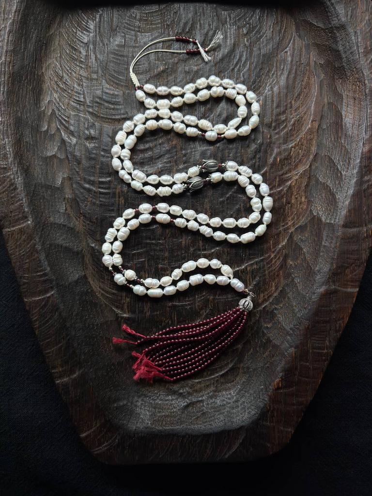 мала из жемчуга с кистью из граната