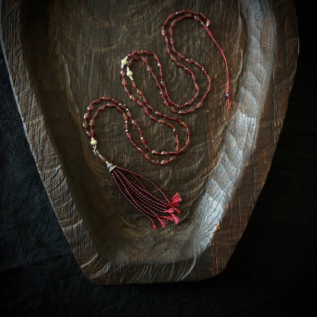 мала из граната с кистью из граната