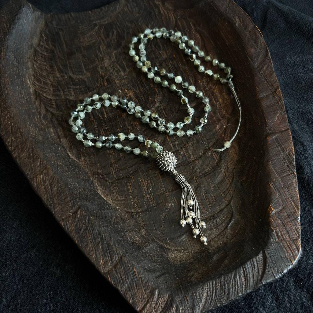 мала из пренита с кулоном-кистью