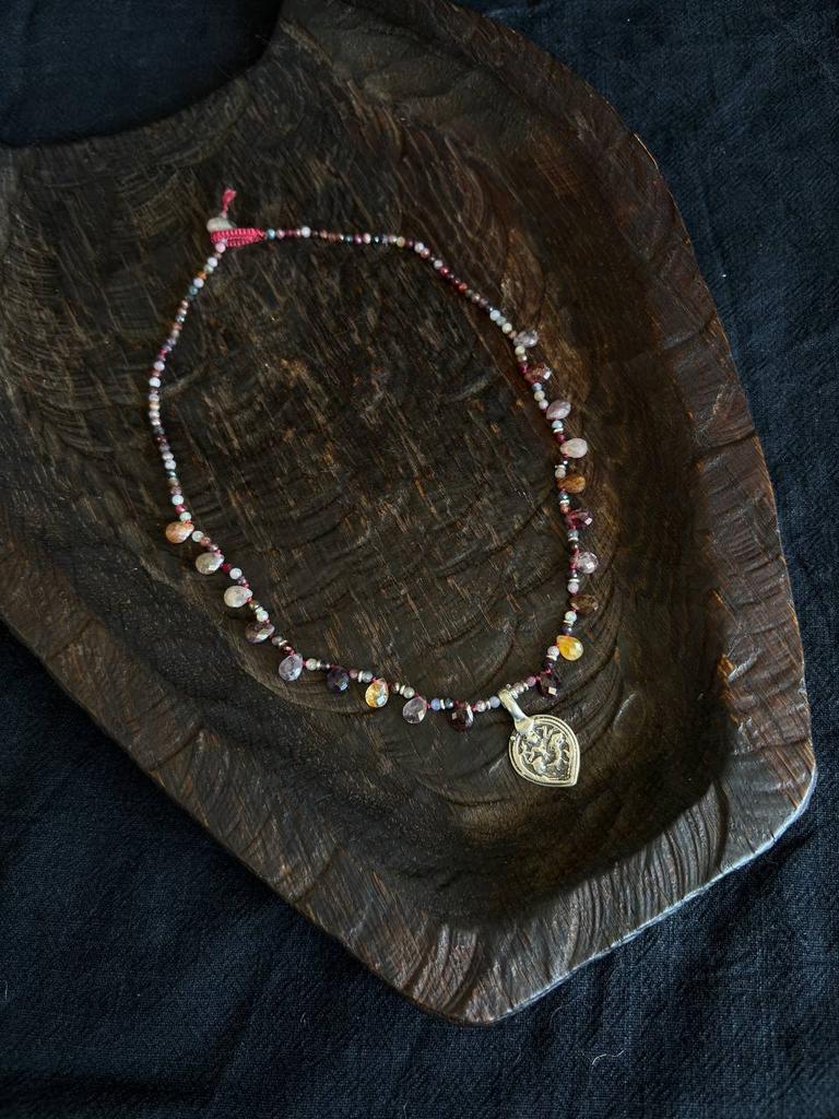 ожерелье из шпинелей с антикварной другой