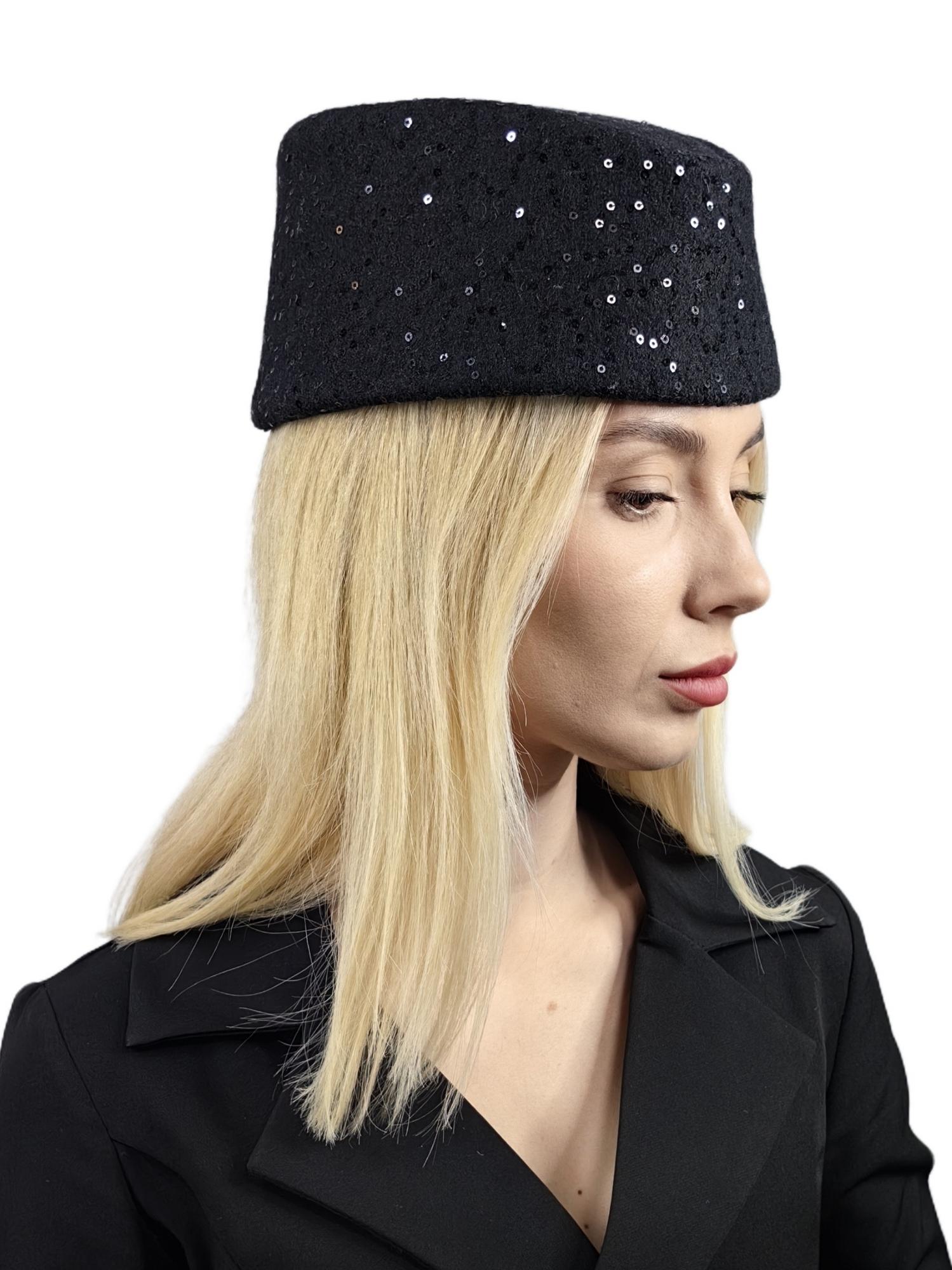 Пилотка из шерсти с пайетками