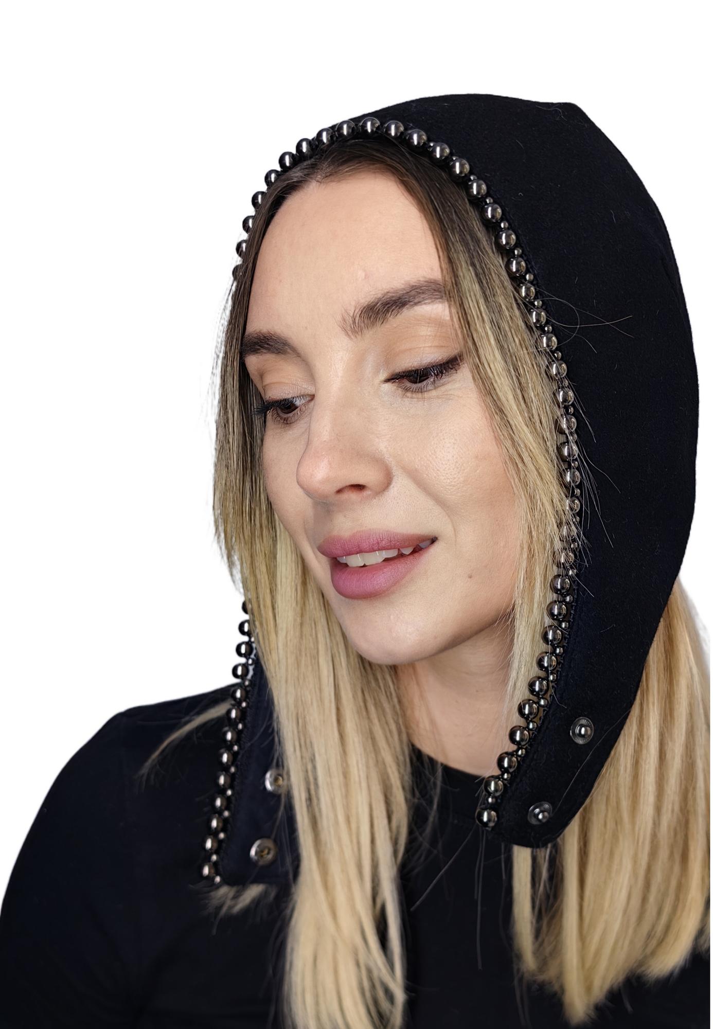 Шерстяной чепчик с тесьмой из бусин.