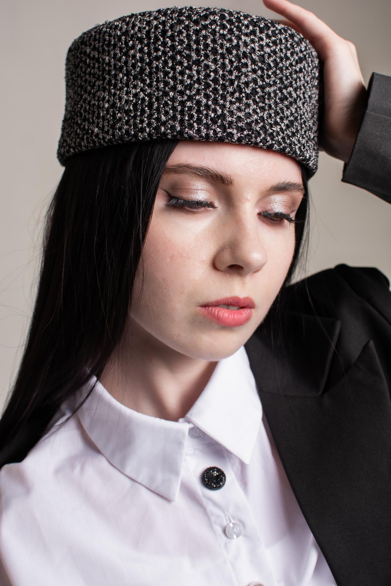 "Таблетка" из вышитой сеточки