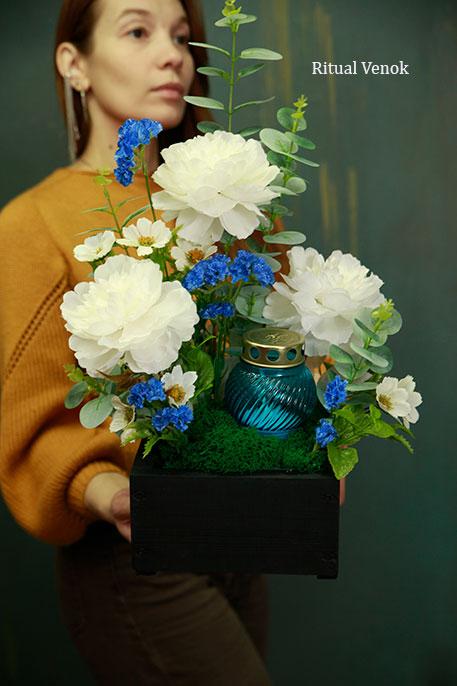 Траурная композиция с лампадкой" Корвин"  высота 40см / ширина 25см