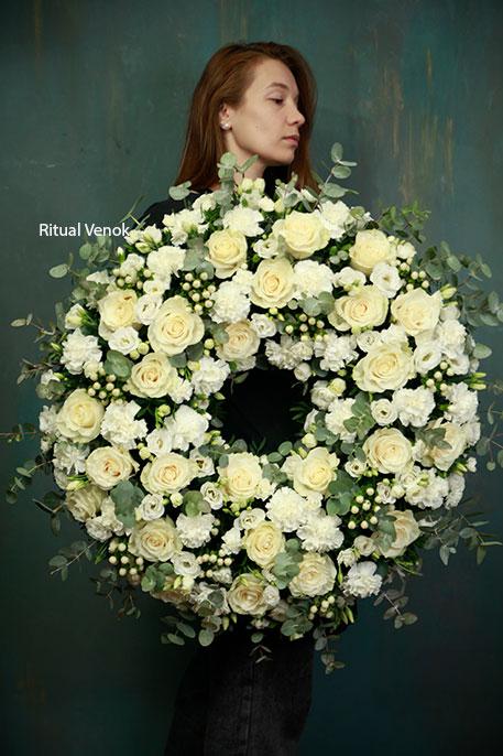 Круглый траурный венок из живых цветов "Цветочный с белыми розами"