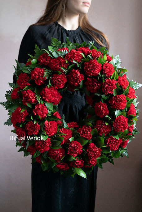 Круглый венок из живых цветов "Красные/Белые гвоздики"