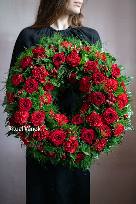 Венок из живых цветов "Розы + Гвоздика"