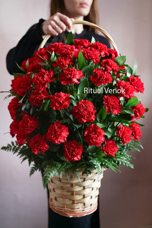 Траурная корзина "70 Красных/Белых Гвоздик в Зелени"