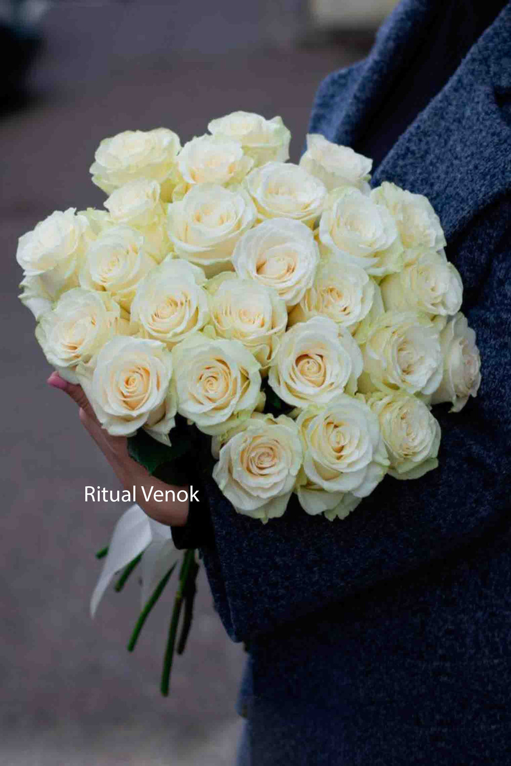 Букет из живых цветов " 20 красных/белых высоких роз с крупным бутоном"