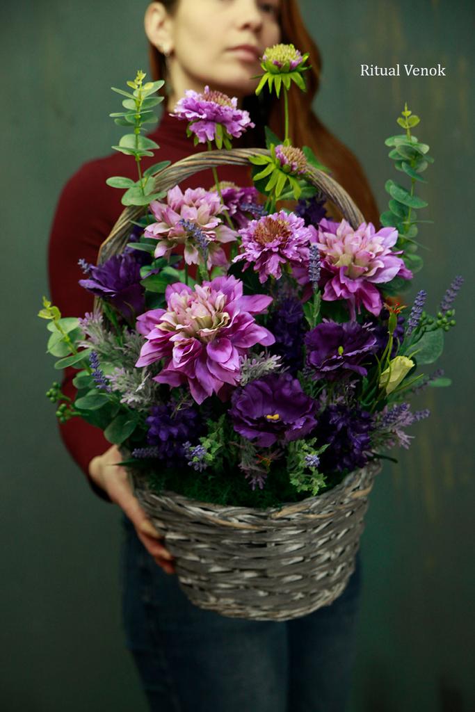 Траурная композиция в корзине"Сиена", высота 55см, ширина 40см