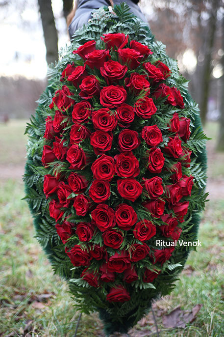 Ритуальный венок из живых цветов "Красные розы"