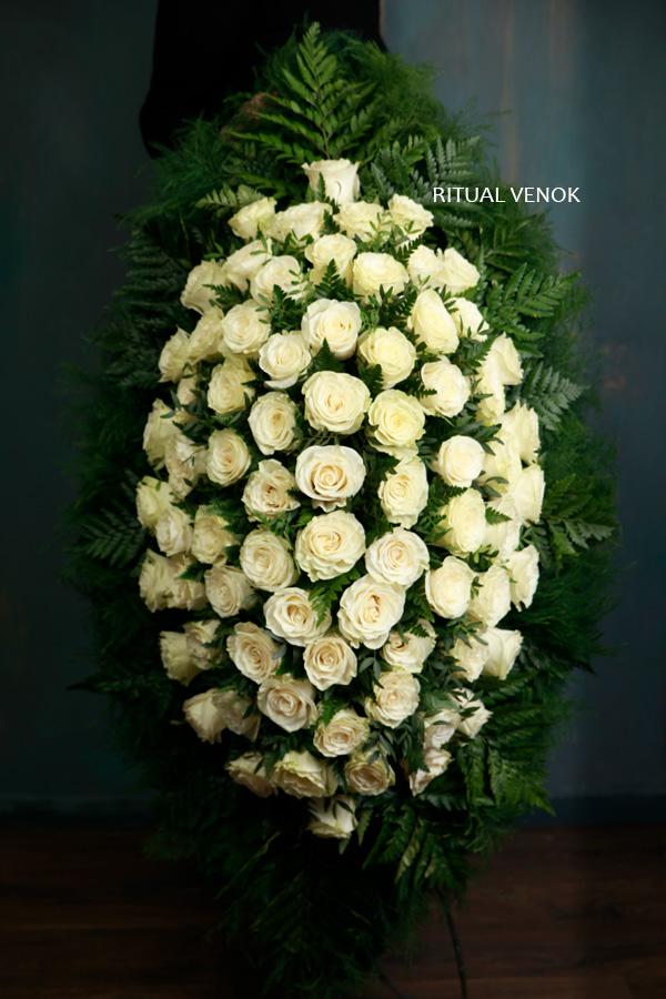 Ритуальный венок из живых цветов "Белые розы"