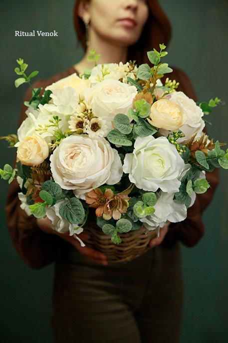 Траурная корзина из искусственных цветов "Эрингиум" высота 35 см, ширина 35см