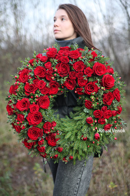 Круглый траурный венок из живых цветов " С розами и зеленью"