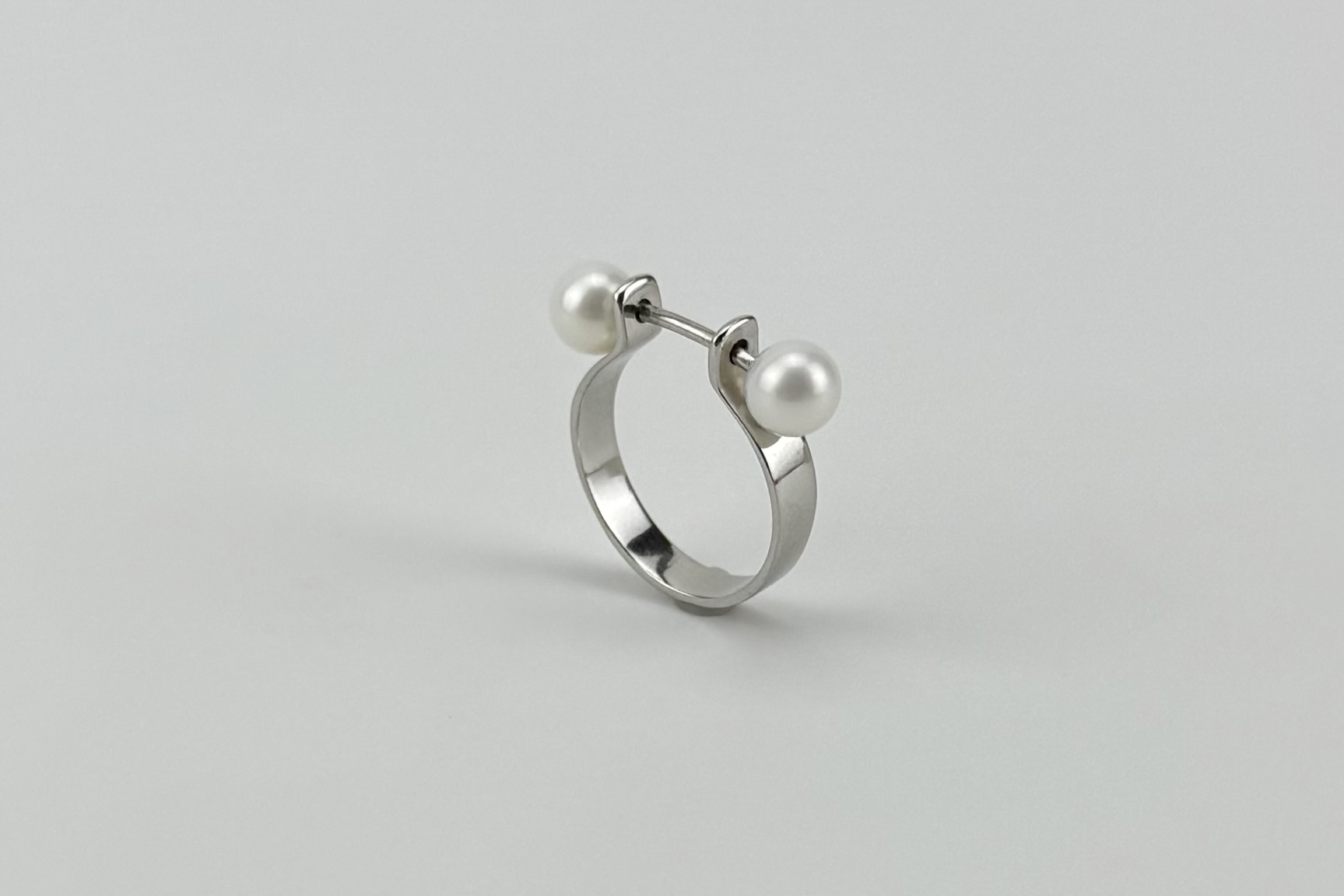 Кольцо с двумя натуральными жемчужинами OMEGA