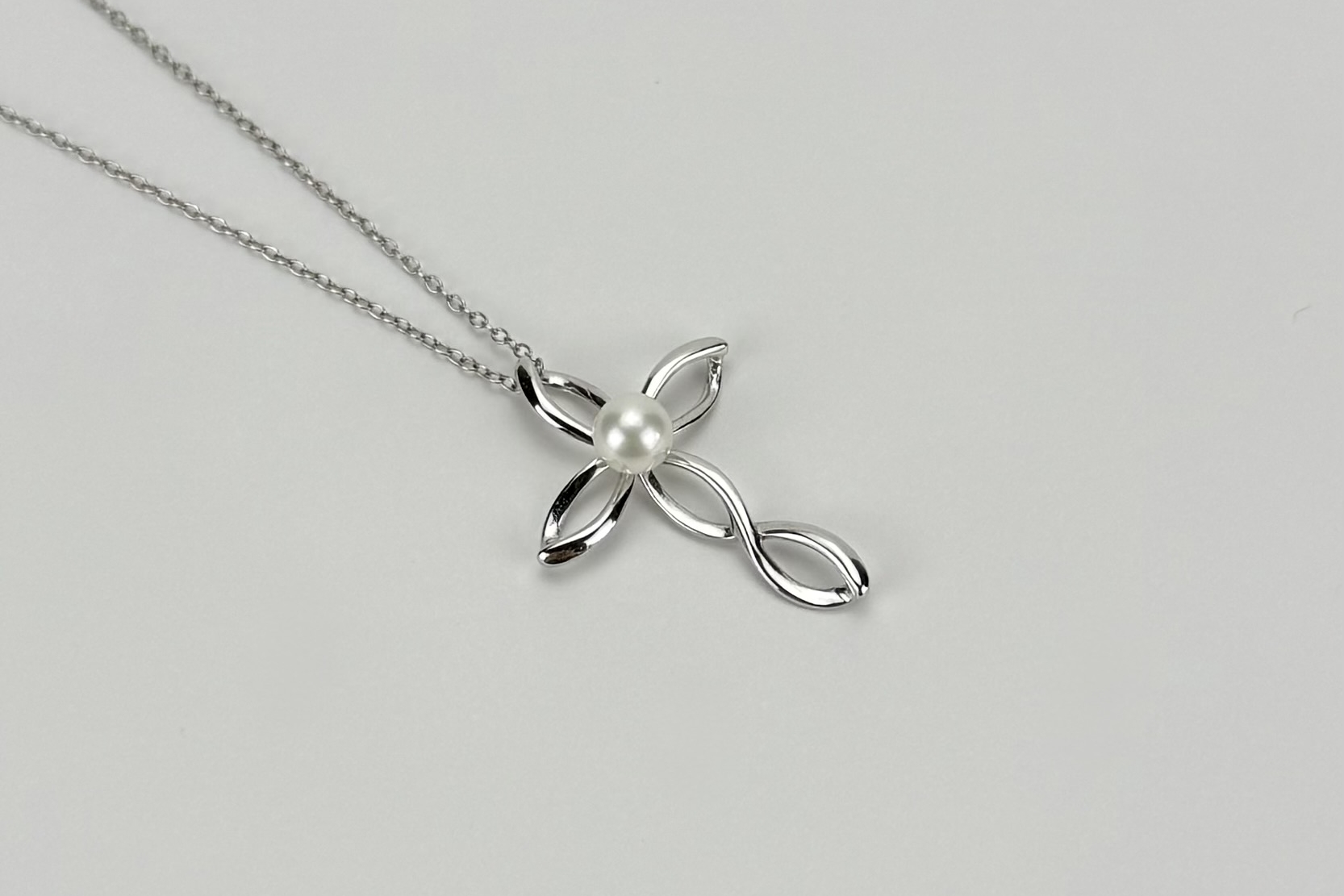 Подвеска крестик с натуральной белой жемчужиной INFINITY