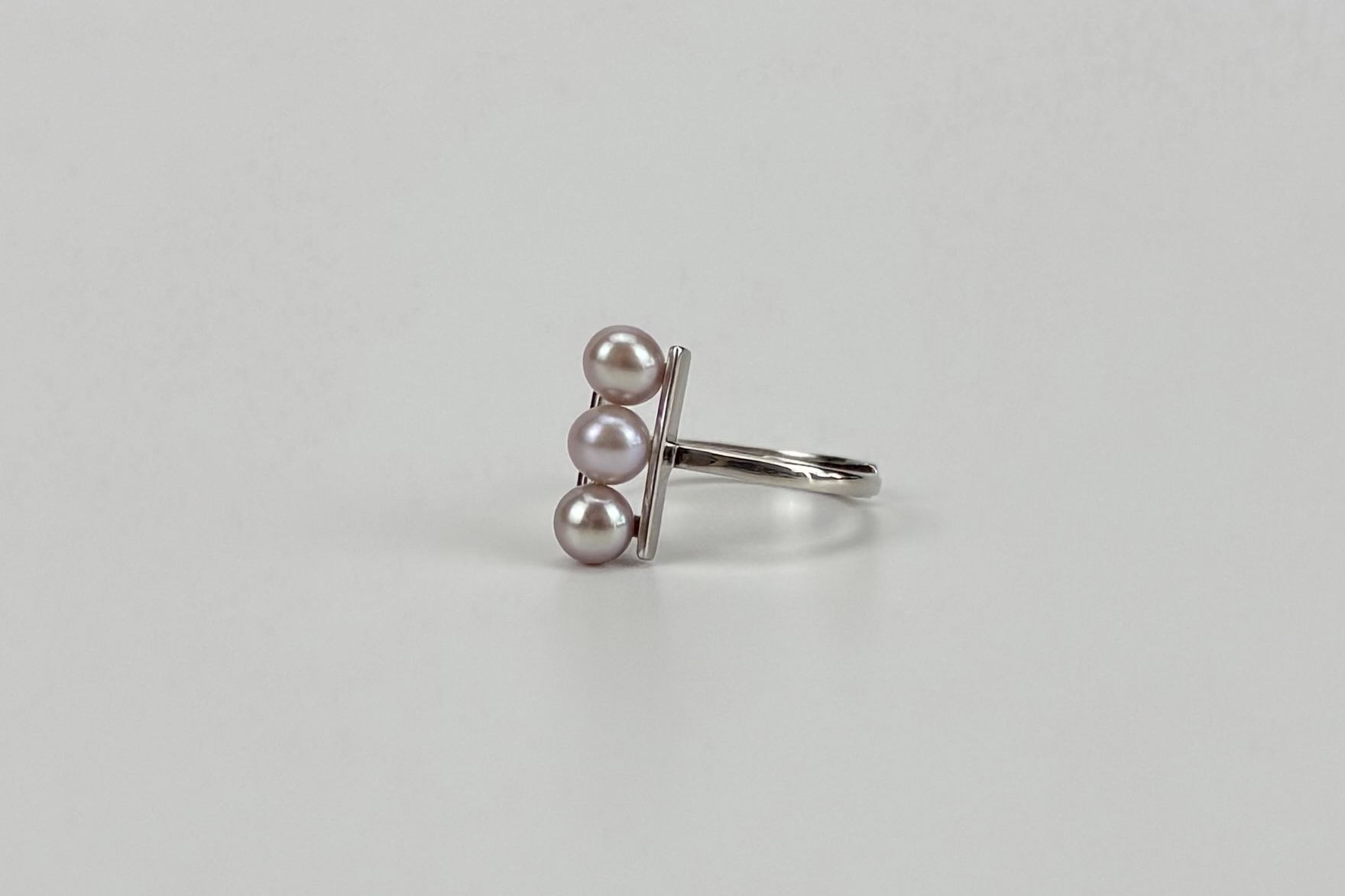 Кольцо с натуральным розовым жемчугом TRINITY