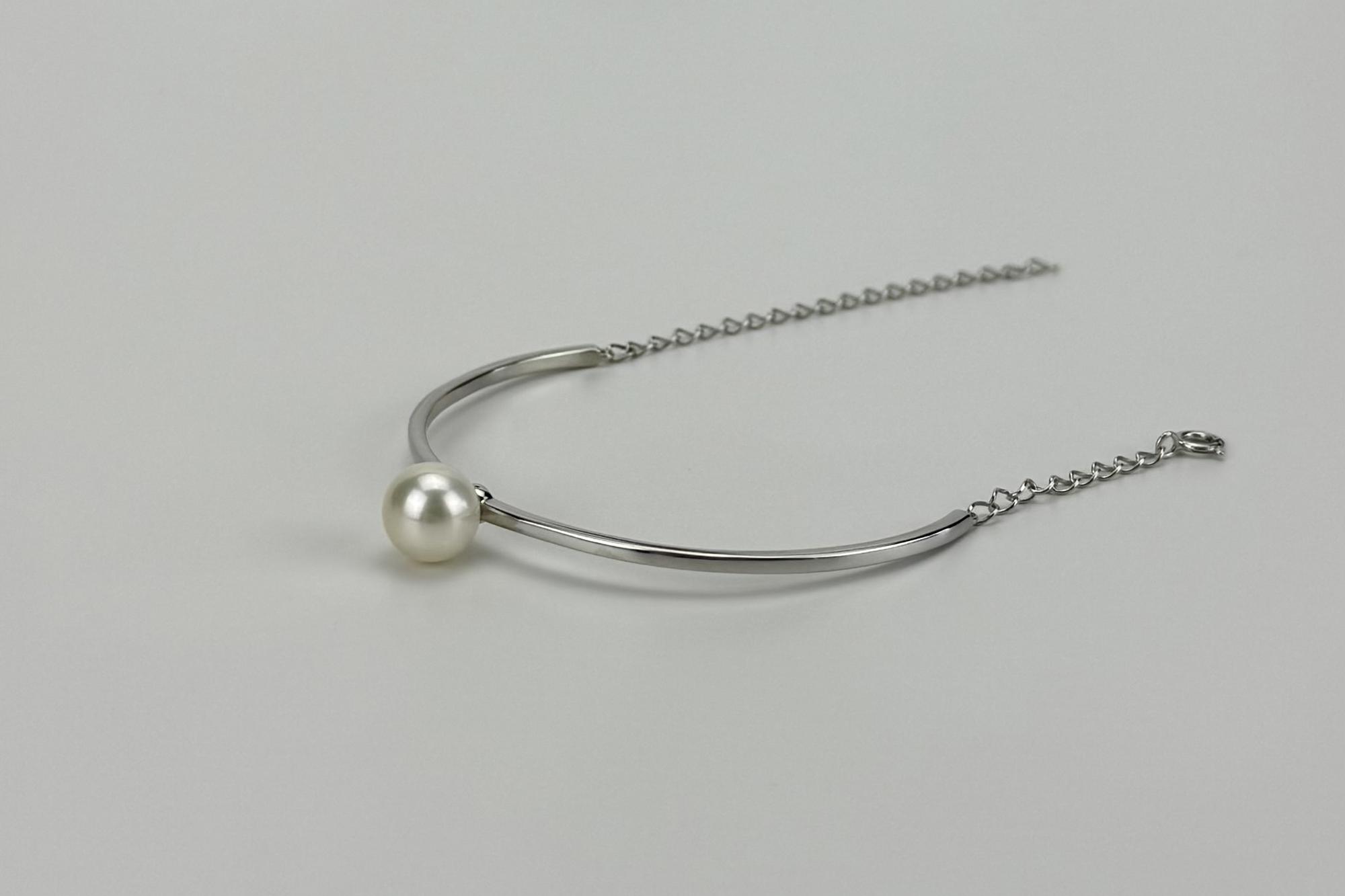 Жесткий браслет с натуральной жемчужиной CITY