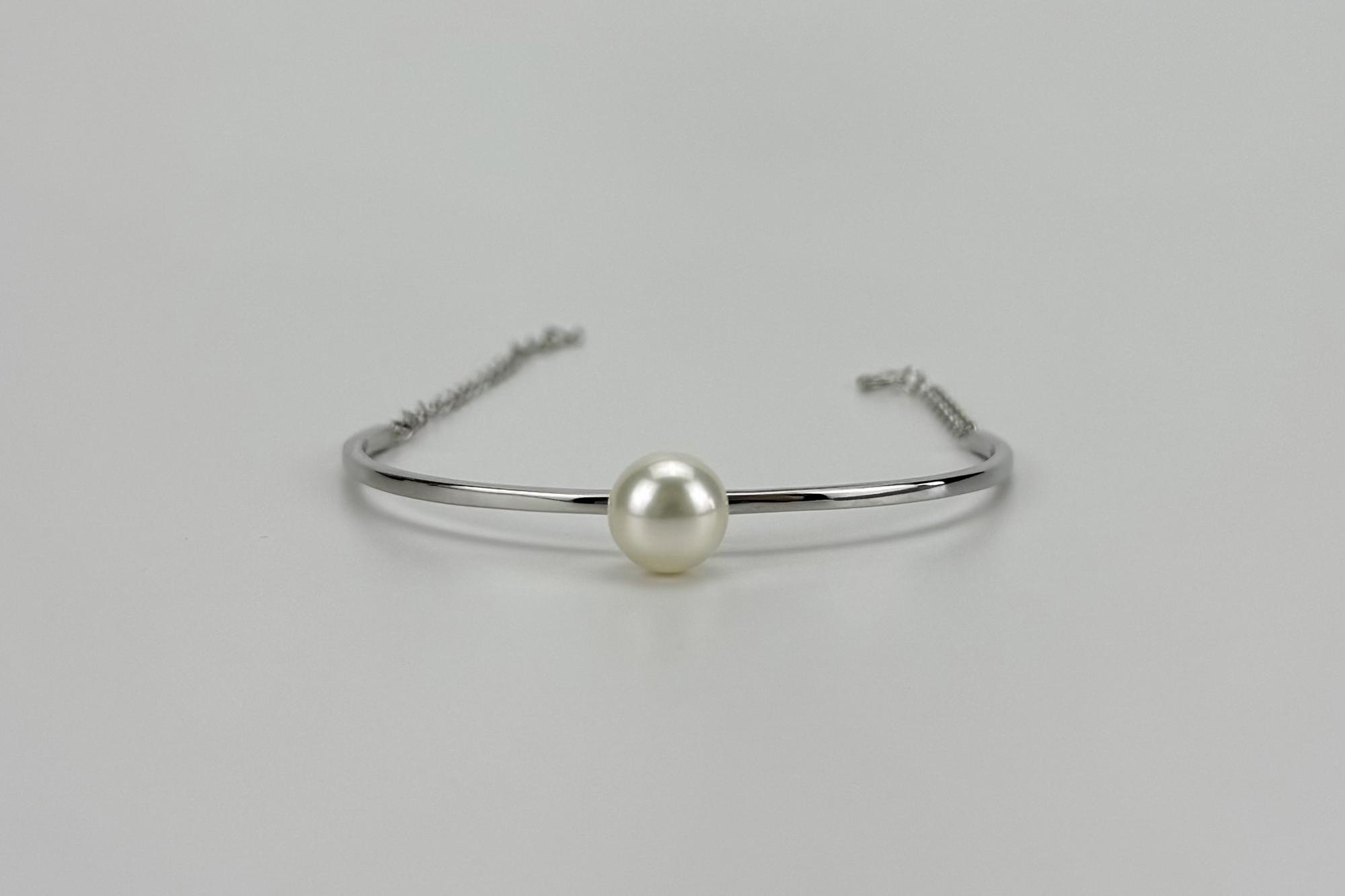 Жесткий браслет с натуральной жемчужиной CITY