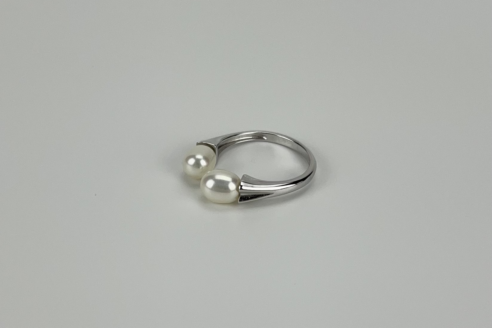 Кольцо с двумя натуральными жемчужинами KISS