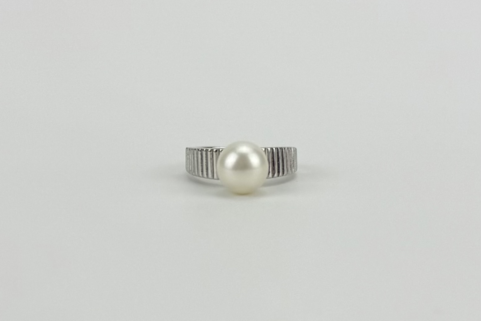 Кольцо с натуральной жемчужиной NOIR