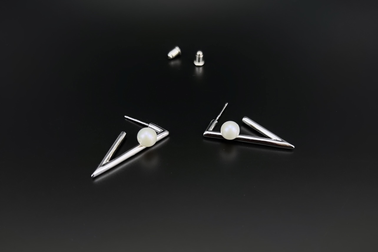 Геометричные серьги с натуральным жемчугом V-CODE