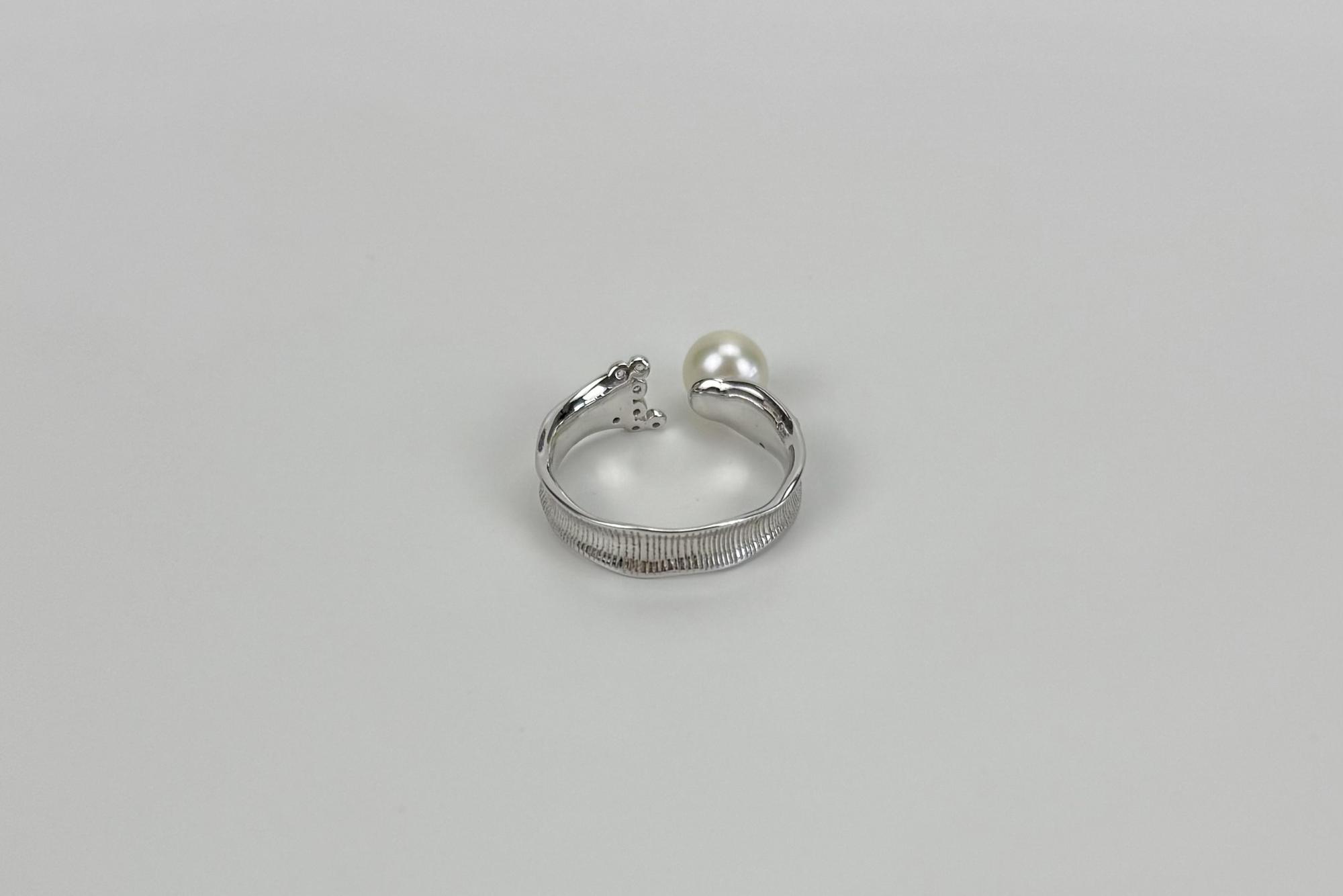 Кольцо из мятого металла с натуральным жемчугом CHAD