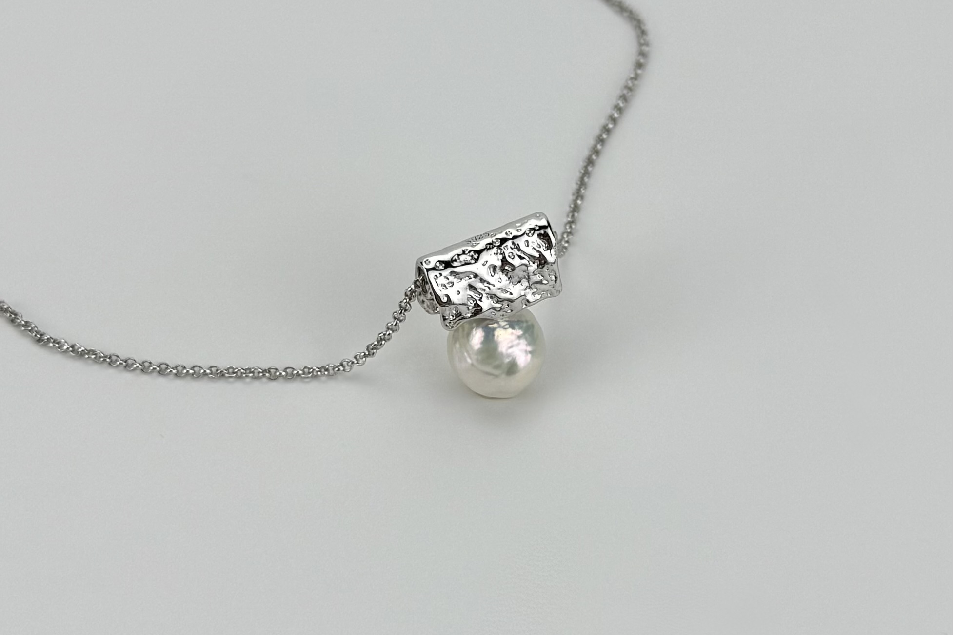 Подвеска с жемчугом барокко на цепочке SIDE EFFECT