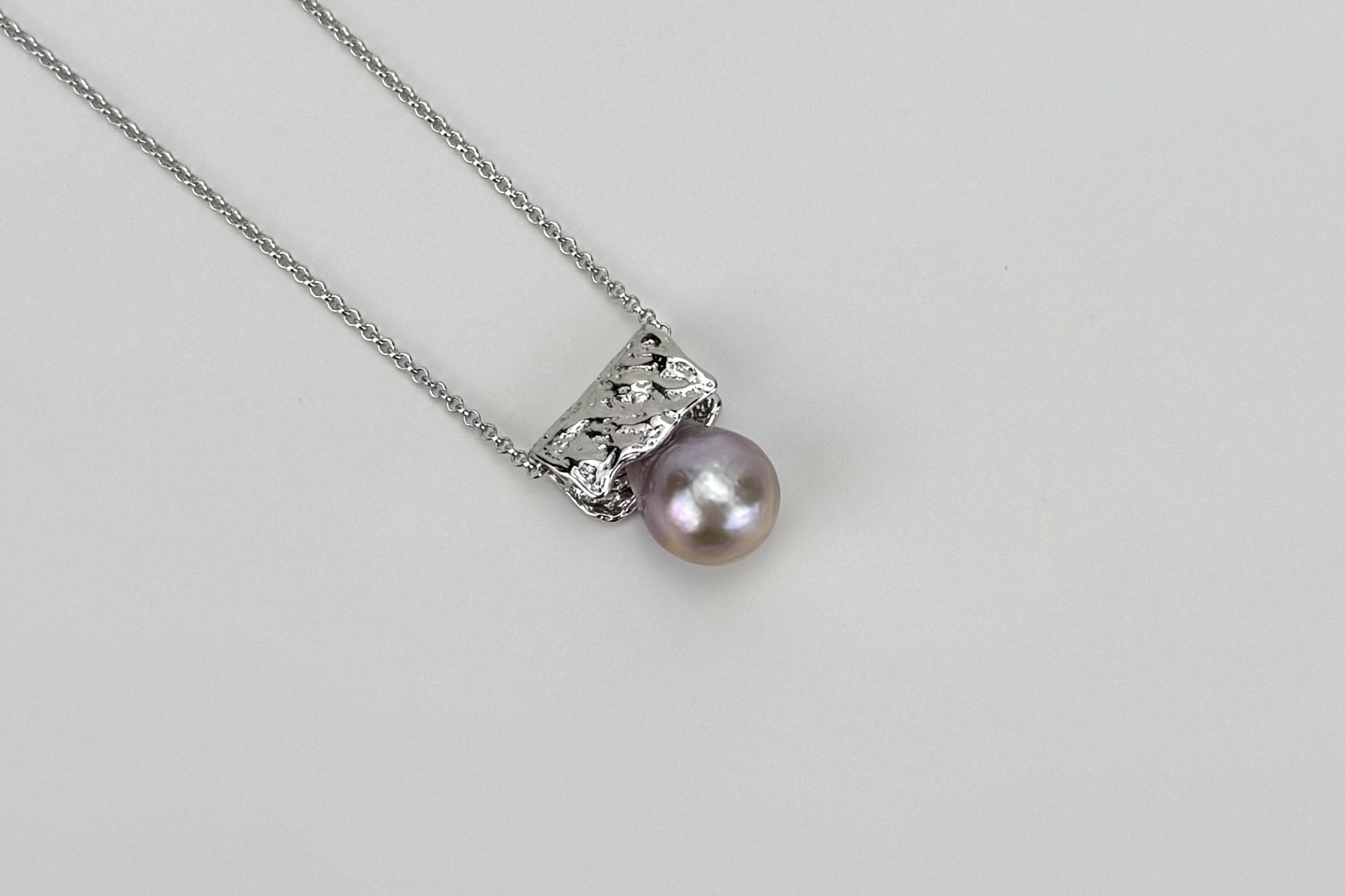 Подвеска с фиолетовым жемчугом барокко на цепочке SIDE EFFECT