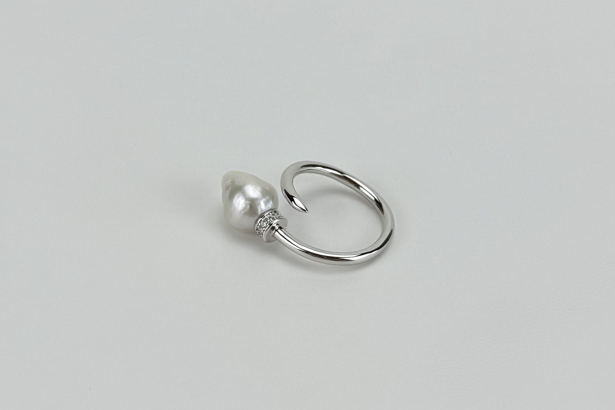 Кольцо с жемчугом барокко MANIFISTO WHITE